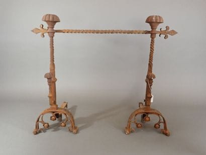 Paire de chenets en fonte de styl néogothique,...