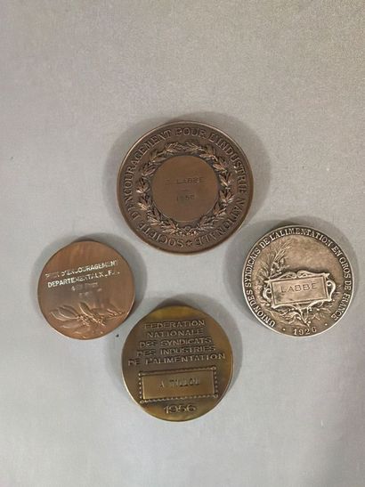 Ensemble de 4 médailles en bronze :
- prix...