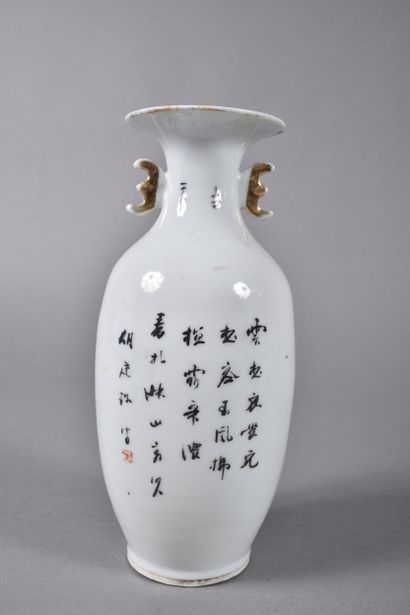 CHINE, début du XXe siècle
Vase en porcelaine,...