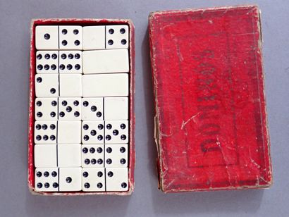Lot de pièces de jeu d'échec en bois tourné...