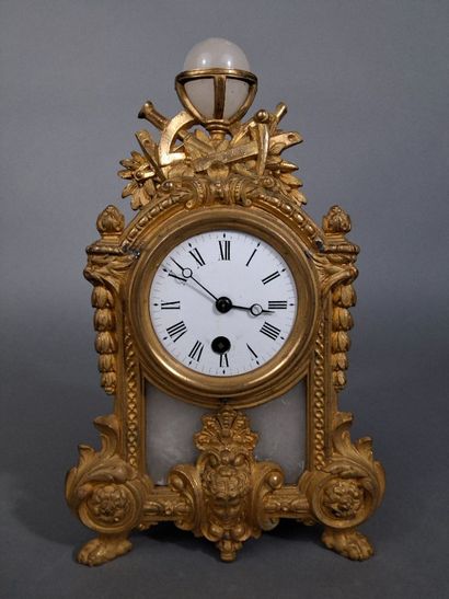 Petite pendule en régule doré de style bellifontain,...