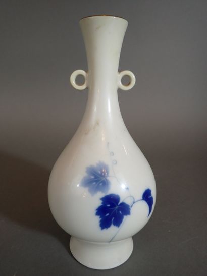 Vase piriforme à deux anses en porcelaine...