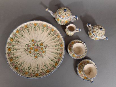Service à thé en faience émaillée polychrome...