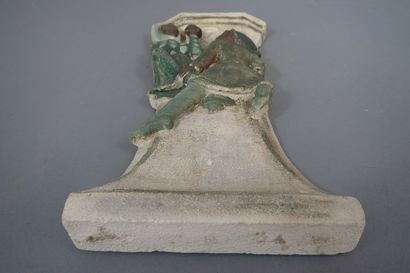 Bas-relief en plâtre patiné en forme de pilastre...