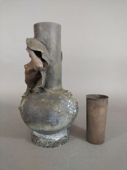Vase en régule de style Art nouveau à décor...
