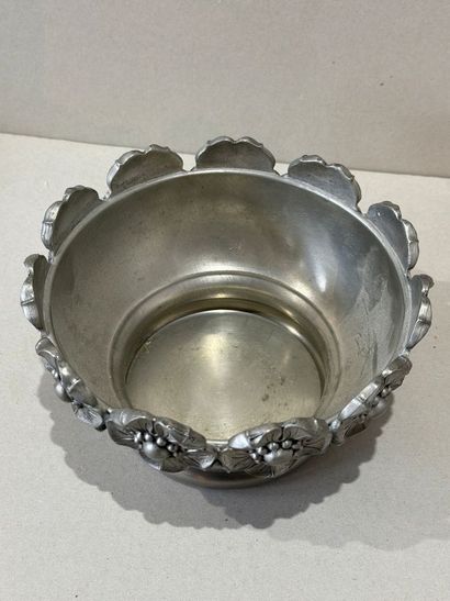 Jean GOARDÈRE (XXe)- Coupe en étain à décor...
