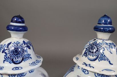 DELFT paire de pots couverts en faïence blanc...