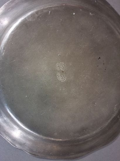 Lot en étain comprenant : un plat à filets...
