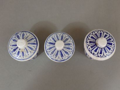 Trois petits pots couverts en porcelaine...