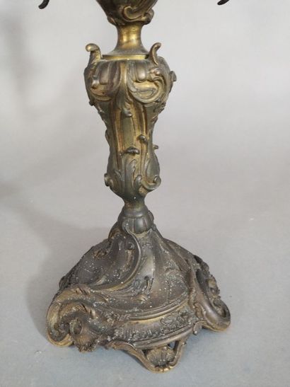 Paire de candélabres en bronze de style Rocaille,...