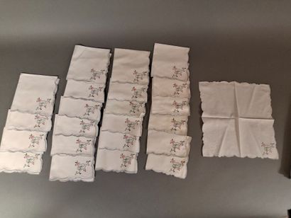 Paire de nappes et 23 serviettes en coton...