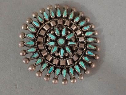 Broche turquoise et argent (diam. 4 cm)....