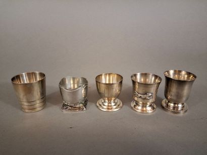 Lot de 4 coquetiers et gobelet en métal argenté...