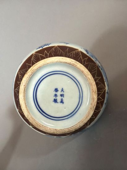 Ensemble de 3 vases balustres en porcelaine...