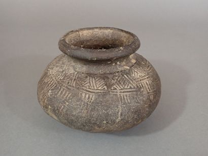 CHINE ? Pot circulaire applati en terre cuite...