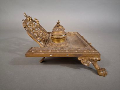 Ecritoire en laiton doré de style néo-Renaissance...