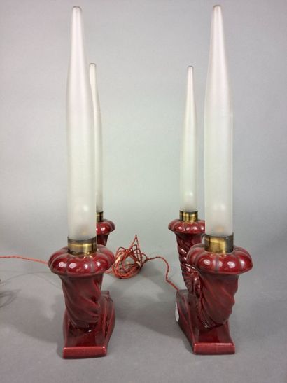 Paire de lampes en faience émaillée rouge...