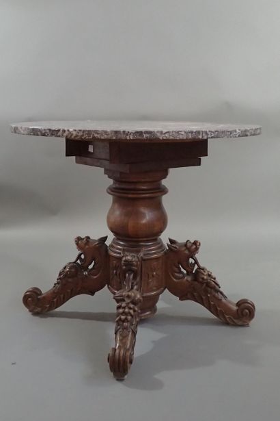 Guéridon en chêne sculpté, le piètement tripode...