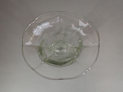Vase en verre moulé de style Art déco.