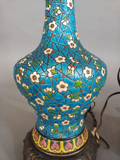 Paire de lampes en régule et gourde en faïence...