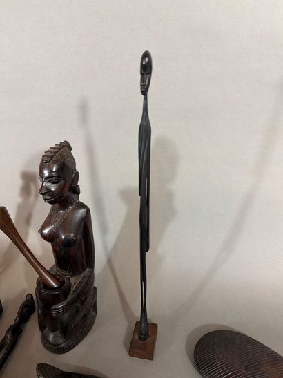 Ensemble de statues et du sculptures en bois...