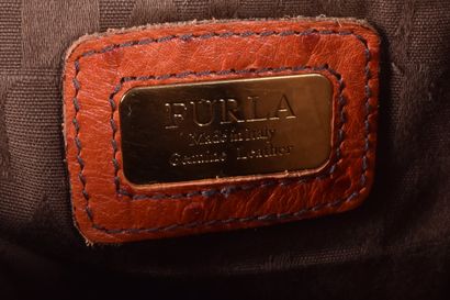 FURLA. Sac à main en cuir orange façon autruche...