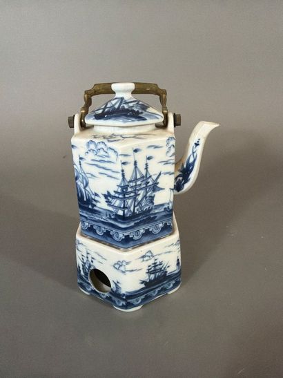 Paire de petits pots couverts en porcelaine...