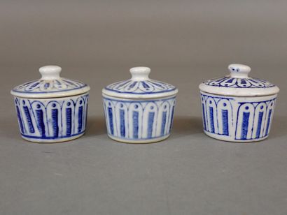 Trois petits pots couverts en porcelaine...