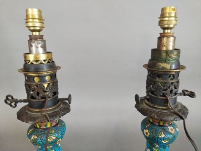 Paire de lampes en régule et gourde en faïence...