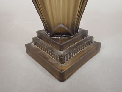 Vase en verre marron-vert en partie opacifié...