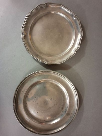 Lot en étain comprenant : un plat à filets...