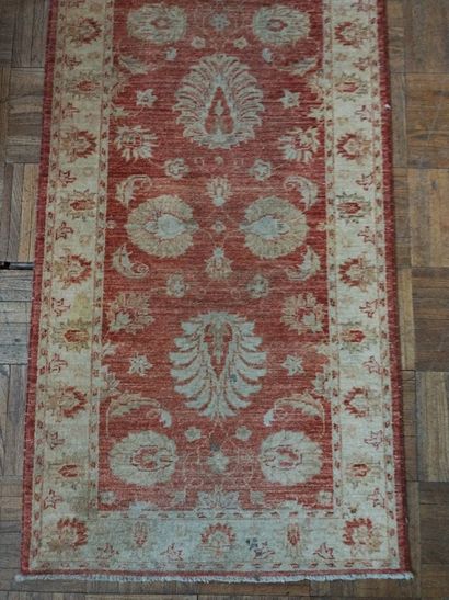 ***TAPIS Galerie en laine dans les tons rouges...