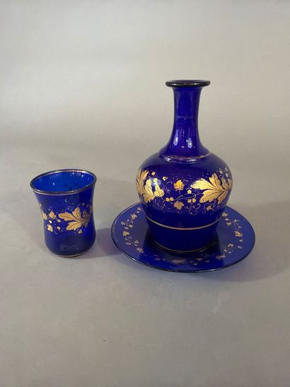 Service de nuit en verre bleu cobalt, comprenant...