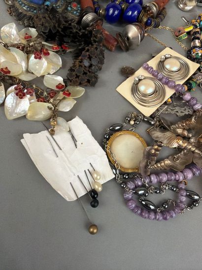 Lot de bijoux fantaisie comprenant collier,...