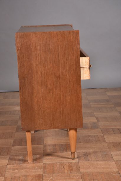 Commode en chêne et pin, ouvrant en façade...