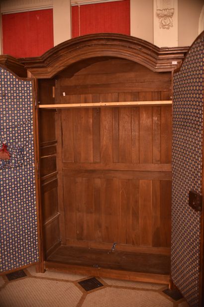 Armoire parisienne en noyer mouluré et sculpté,...