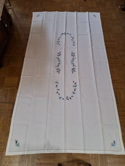 Nappe et 12 serviettes en coton blanc à décor...