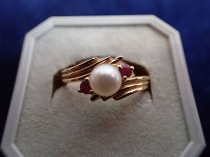 Bague en métal doré centrée d'une perle de...