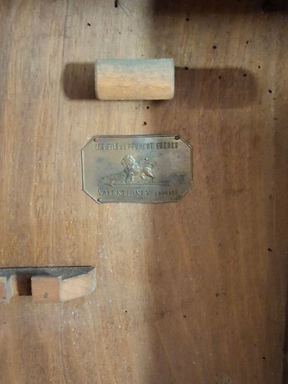 Armoire murale (boite à outils) en bois mouluré,...