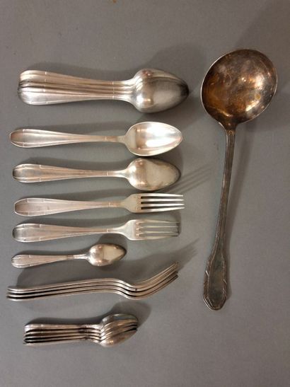 Partie de ménagère en métal argenté, modèle...