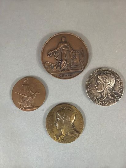 Ensemble de 4 médailles en bronze :
- prix...