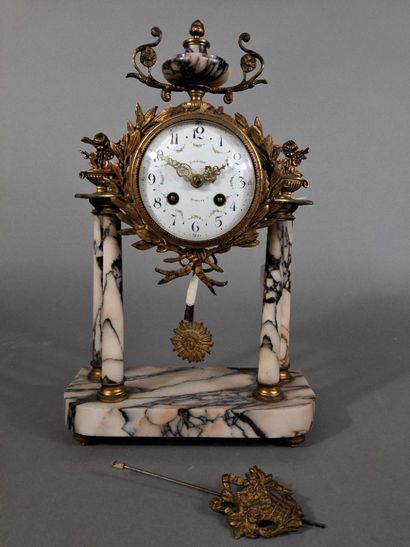 Pendule à colonnes de style néoclassique...