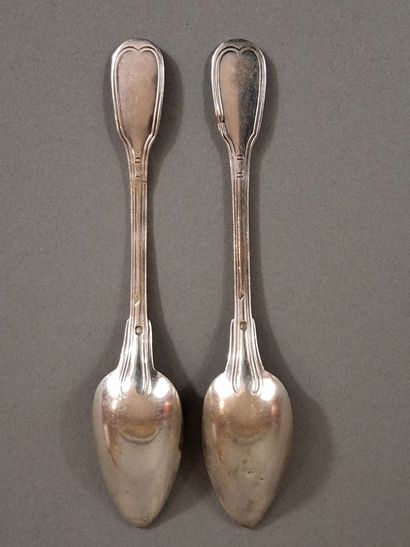 Deux cuillères à café en argent, modèle filets...