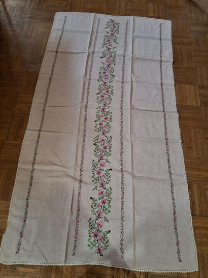 Nappe et 12 serviettes en lin à décor brodé...