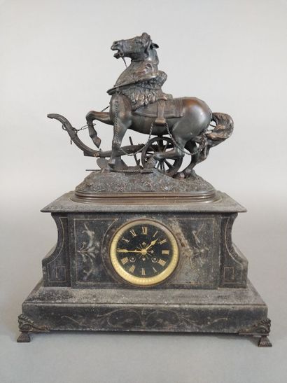 Pendule de cheminée à sujet en régule figurant...