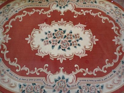 Tapis Art déco ovale dans les tons rouge...