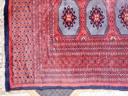 Tapis d'Orient en laine à décor stylisé dans...