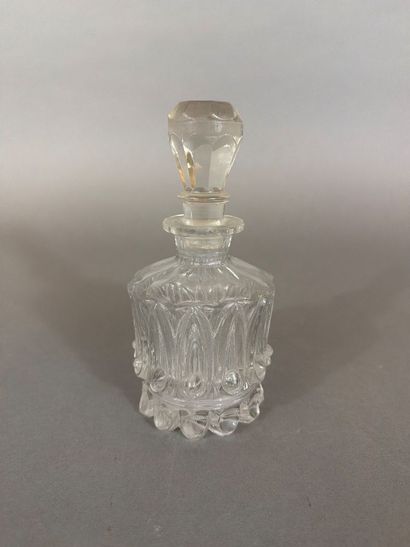 Flacon en cristal moulé pressé à décor en...