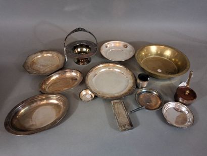 Lot de pièces de service de table en métal...