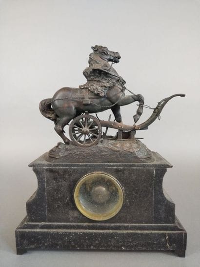 Pendule de cheminée à sujet en régule figurant...